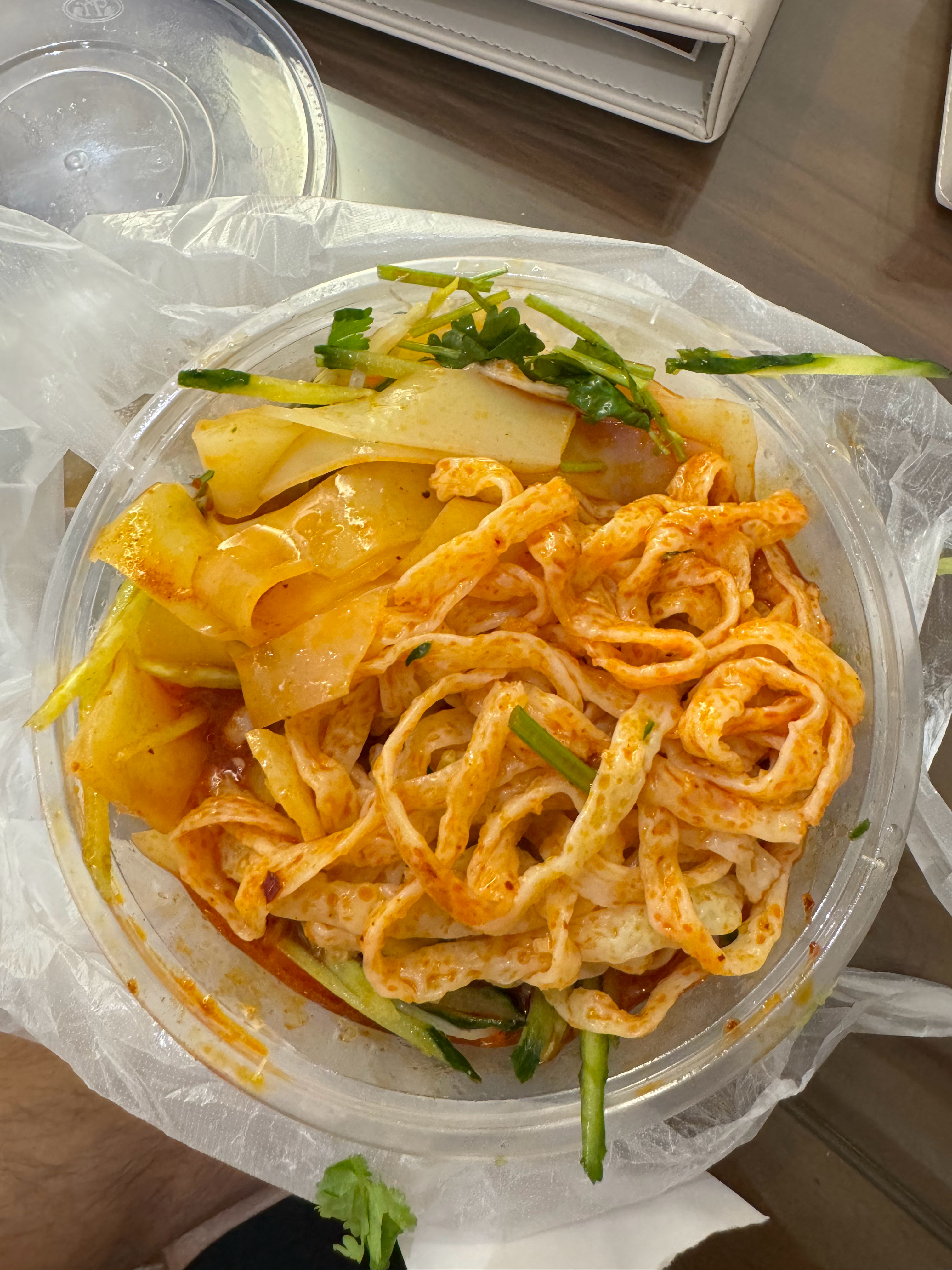 来一份特别带劲的凉皮+牛筋面[好喜欢]  ​​​