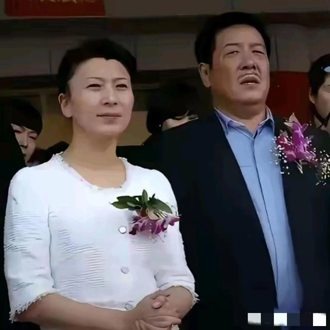 感觉闫学晶与前夫林越都充满了乡土气息，看上去还挺般配，你说是吗？