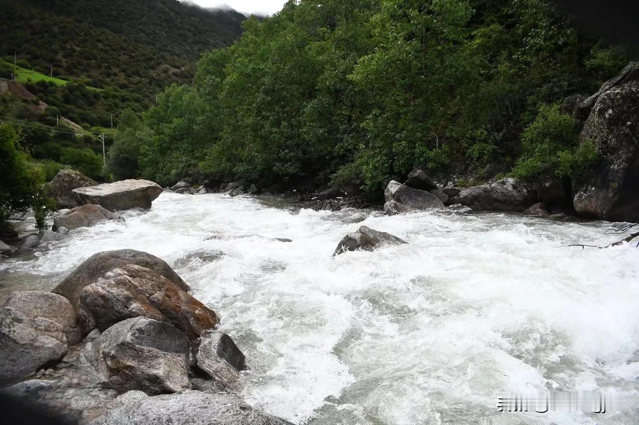 分享一张你游山玩水的照片山间独居之屋，青山清水情独中，美好的大好河山。