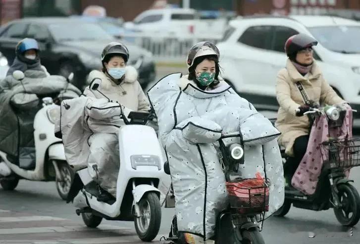 电动车十一月新规定不准加装雨伞和挡风被，最高罚款500元，
，国家公安部，消防安