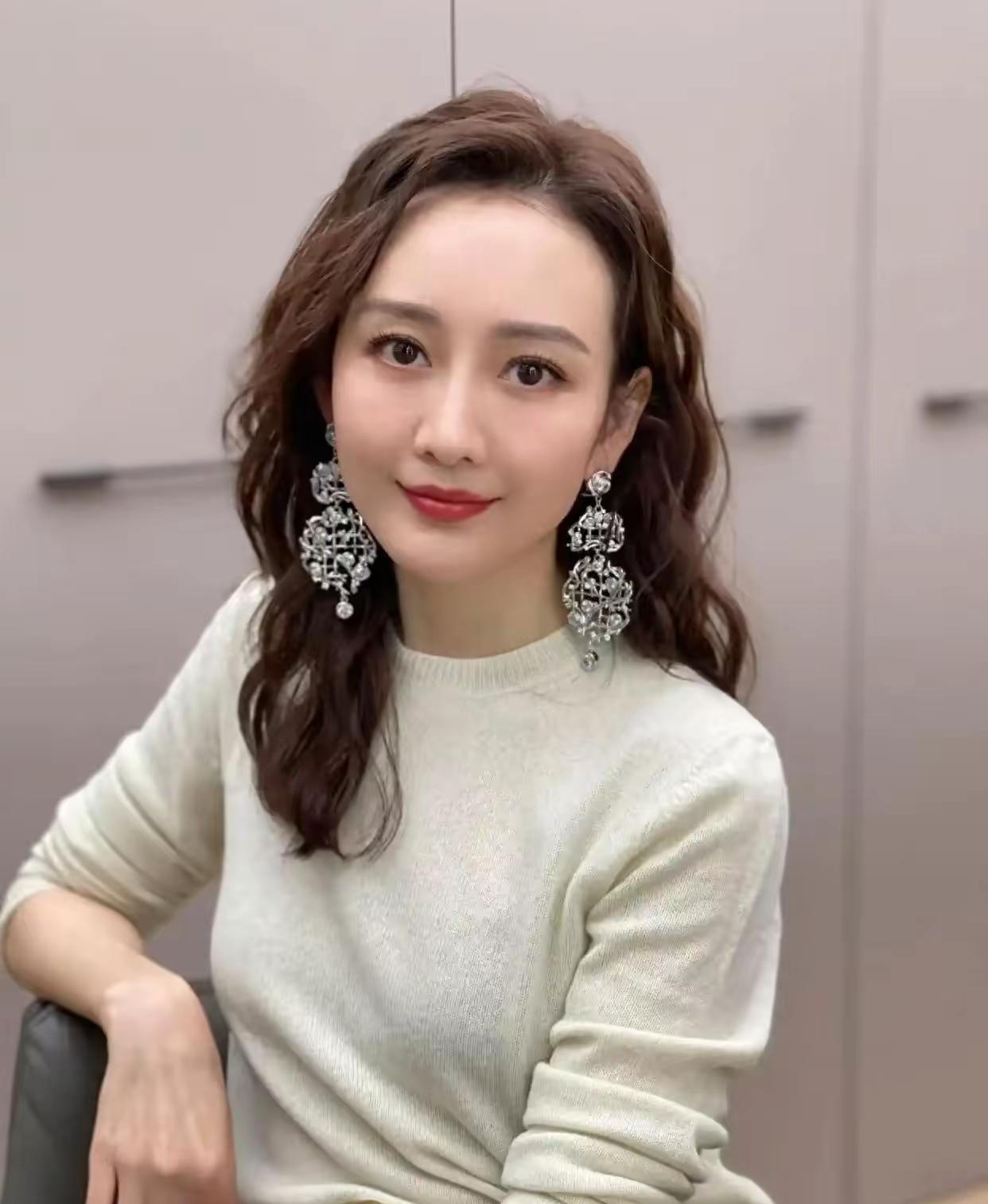 王鸥官宣：我独自养育一个孩子。

住着200平的花园豪宅，请三个保姆带孩子。
