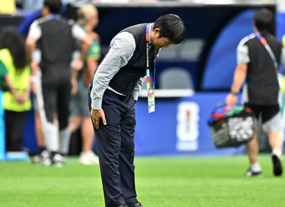 日本队1-2也太惨了吧

最近3届世界杯，日本队都是从小组赛出线，但在淘汰赛首轮