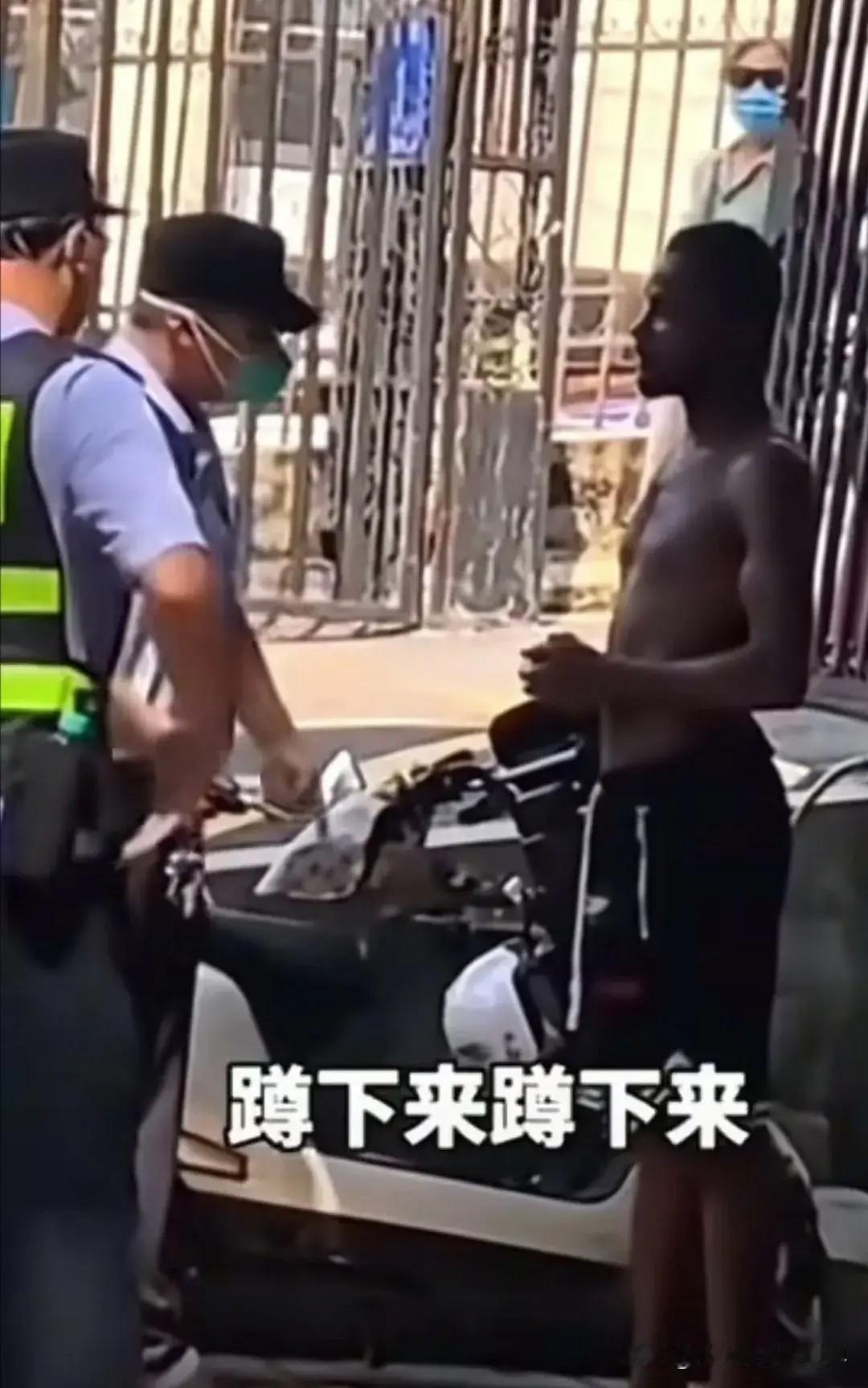 近日，一名外籍男子在华闹事拒不配合执法，结果被民警当场按倒。这一幕让人拍手称快—