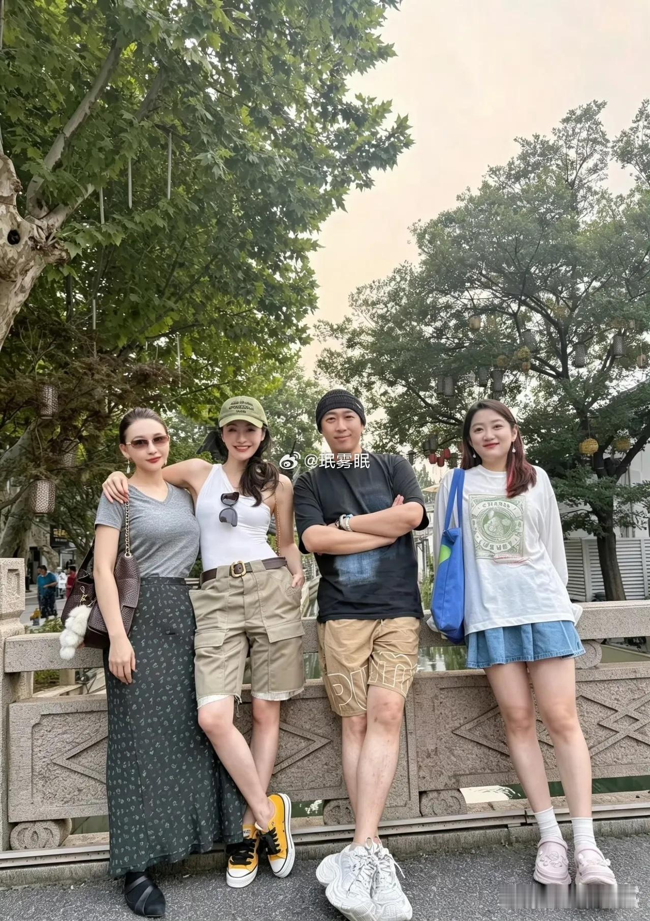 于正分享与白鹿合照白鹿十周年见面会庆功宴上，拿着麦克风讲话感谢大家，站在白鹿旁边
