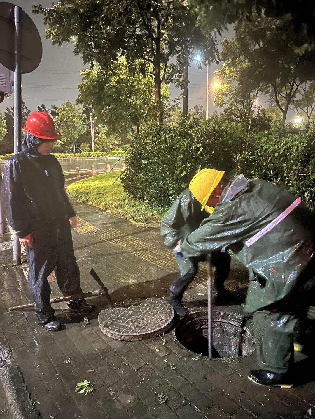 宁波水务人通宵奋战抽排万吨积水 受台风“白海豚”强降雨影响，宁波水务工作人员连夜