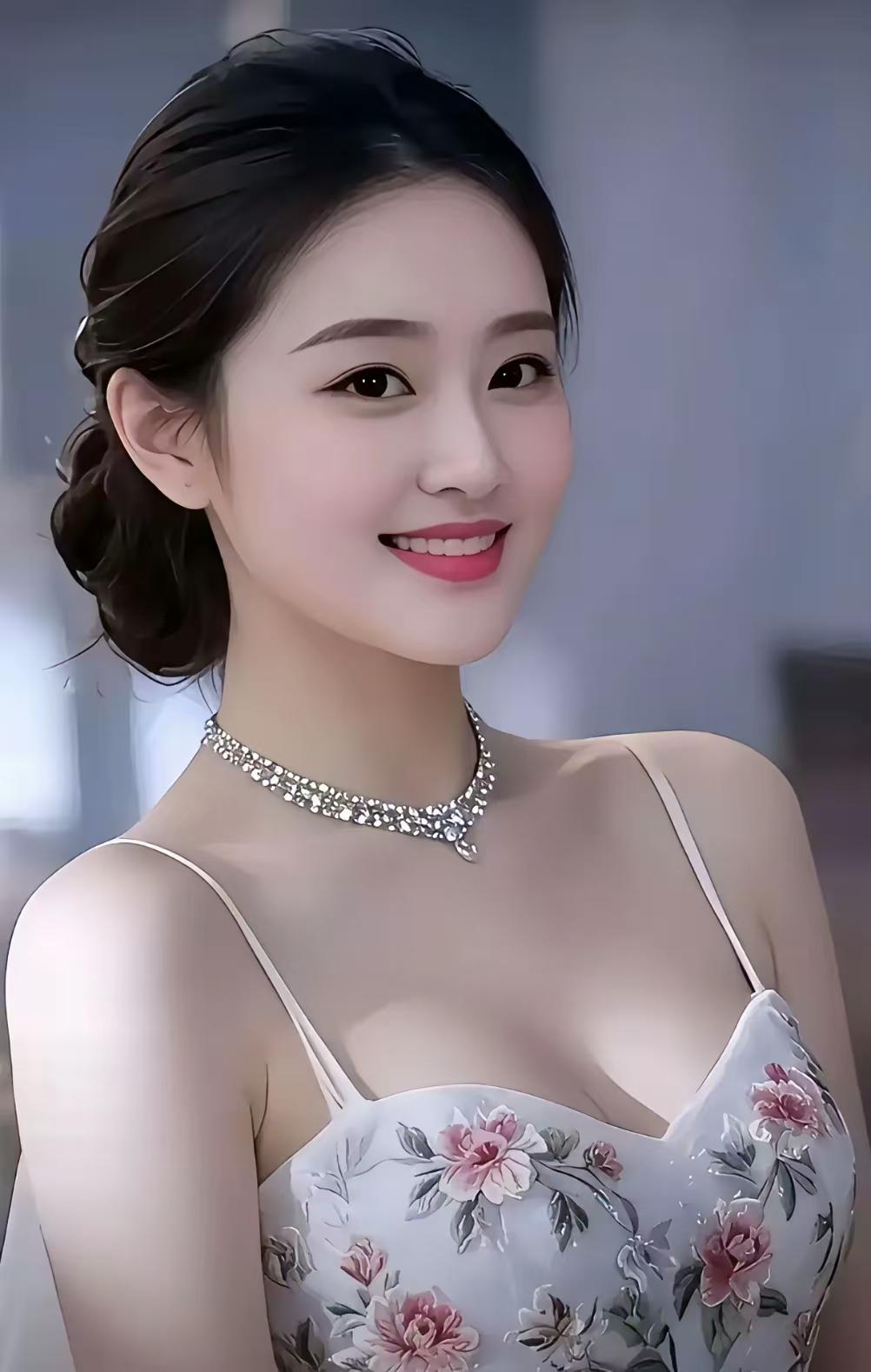 《弧线美》
光沿着她身躯的曲线叙事——从肩颈的缓坡开始，途经那令人屏息的主弧线：