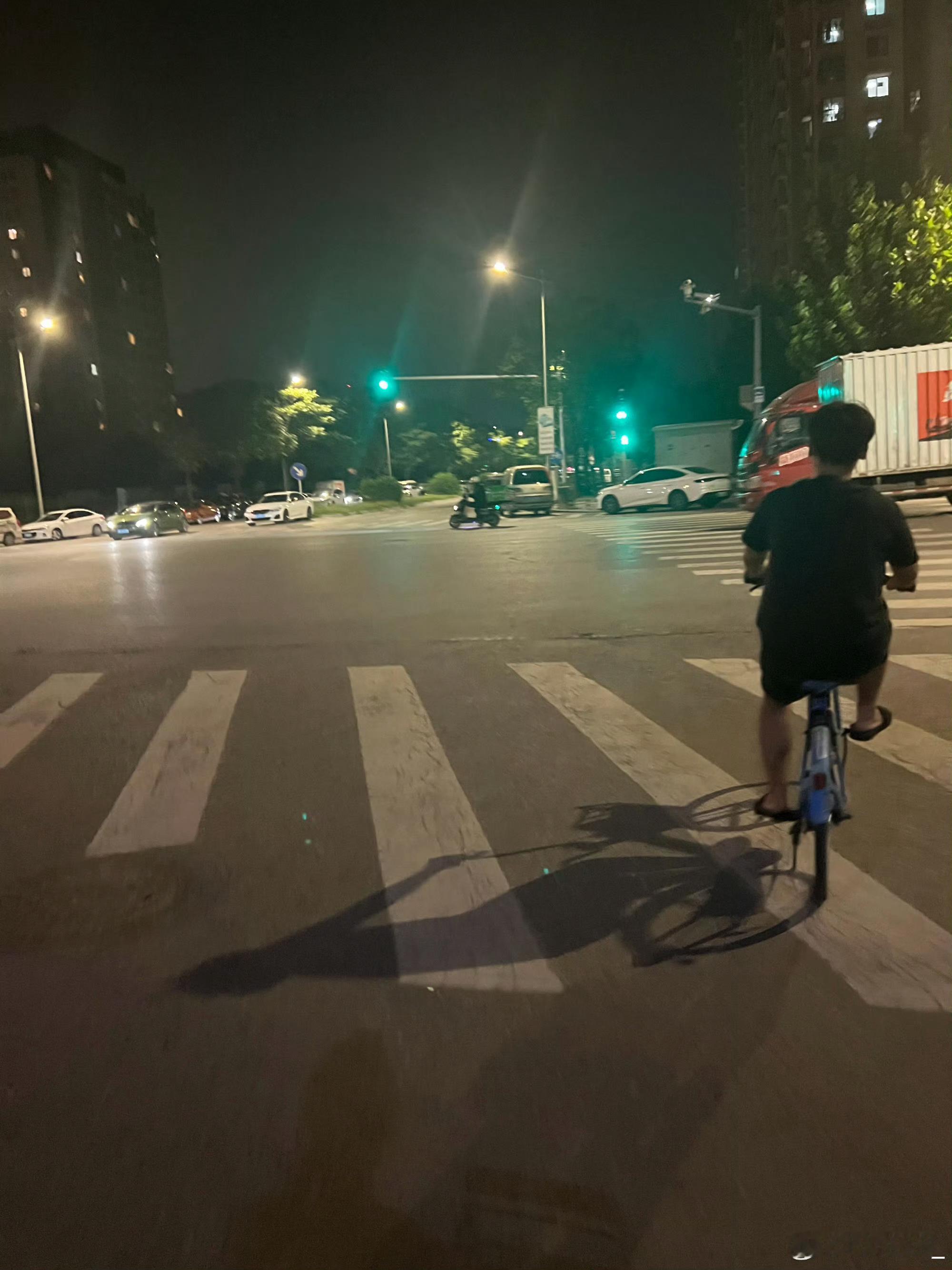 Elk发布照片：迎着风吹（绿灯版）在评论区：已老实求放过[允悲][允悲][允悲]