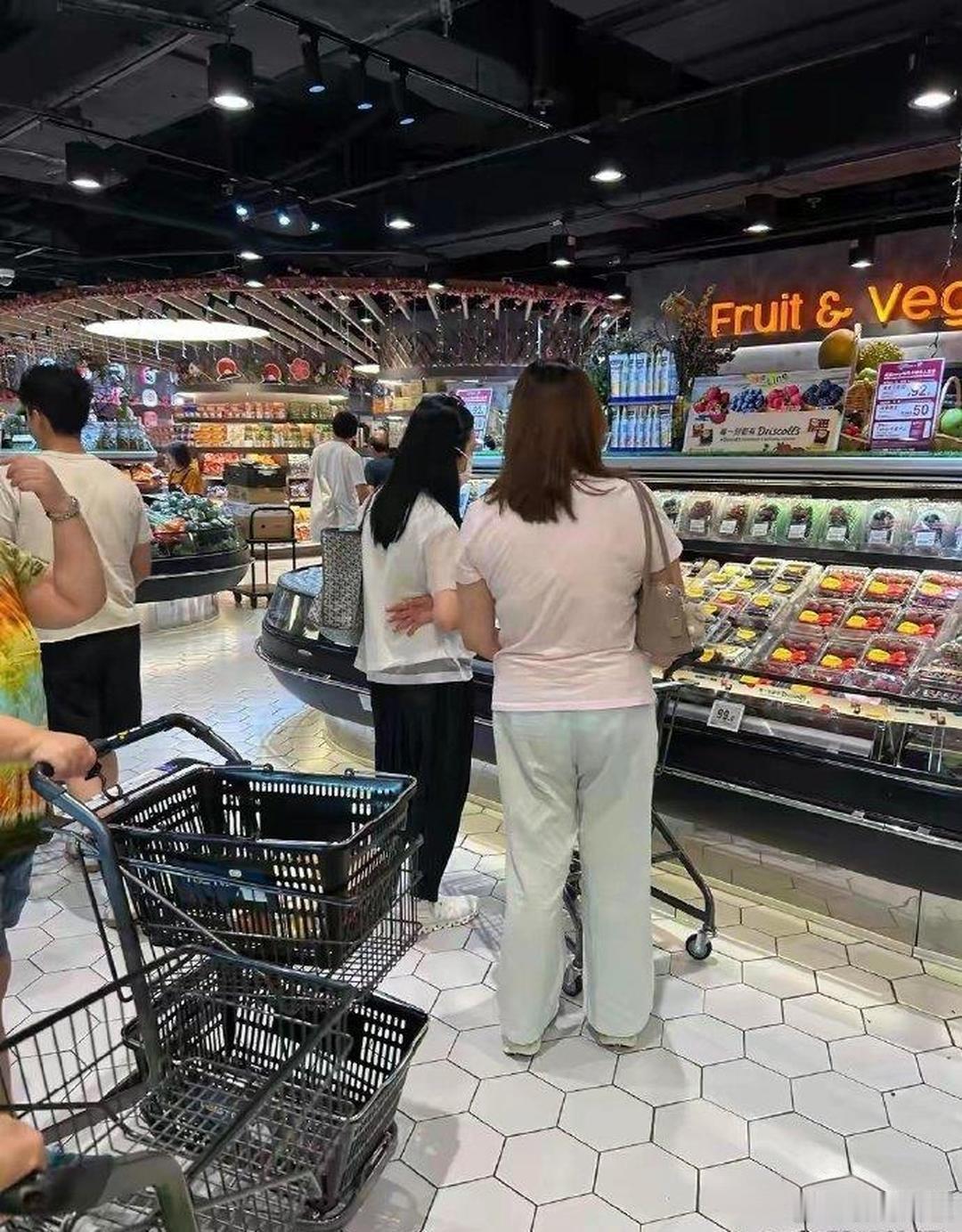 刘德华﻿老婆朱‍﻿丽⁠倩⁠逛超‏市，﻿60岁‍头‎‏‎发‍乌黑，背着1万的包‏，
