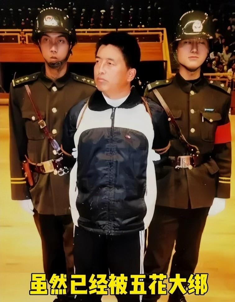 杨天勇被开除后，利用对警用装备的熟悉，定制假警服、假证件。他专门冒充民警查车，受