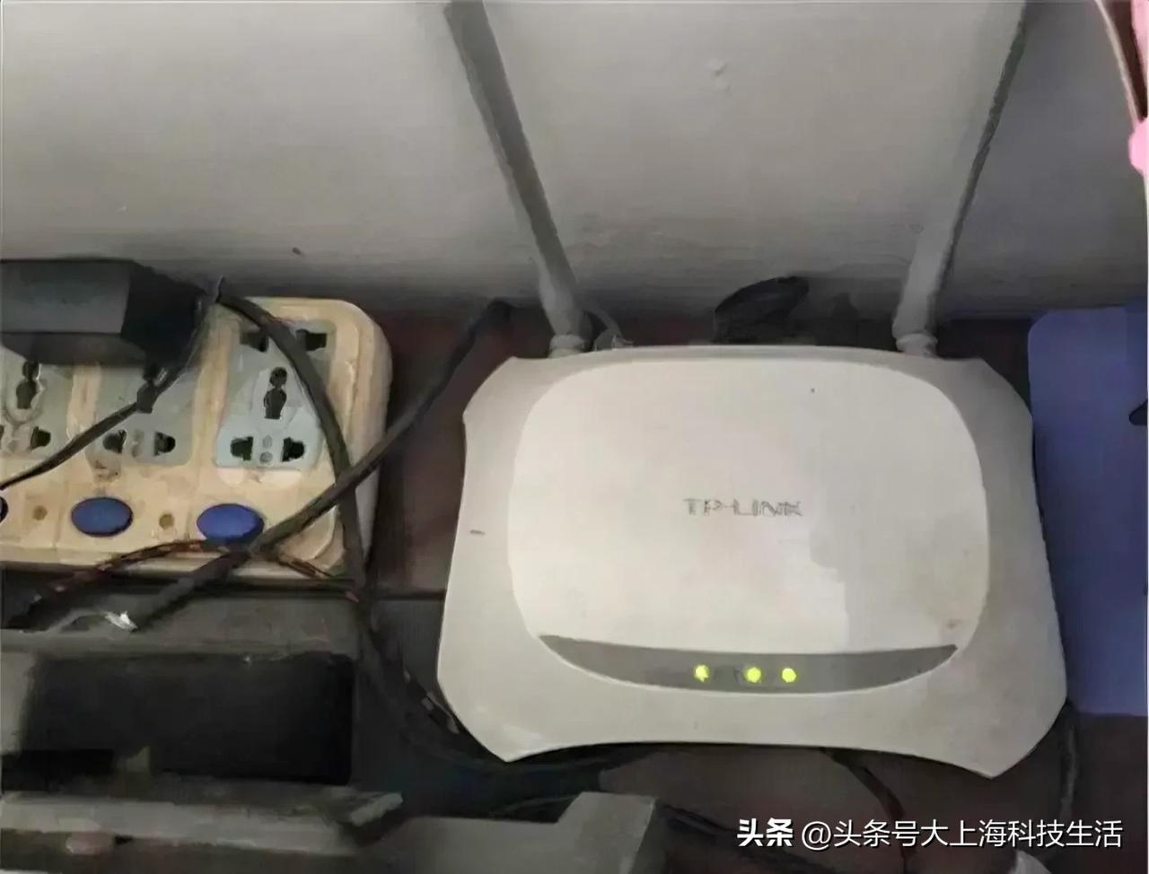 邻居刚升级了千兆宽带，测速只有60Mbps左右。我让邻居拍了路由器和光猫的照片，