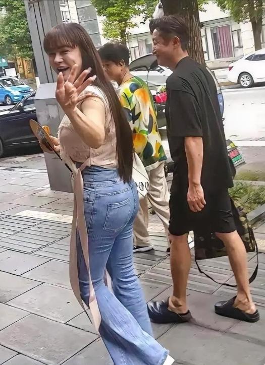 偶遇冉莹颖邹市明逛街，冉莹颖穿普通上衣配牛仔裤，旁边邹市明黑T短裤配拖鞋，跟普通