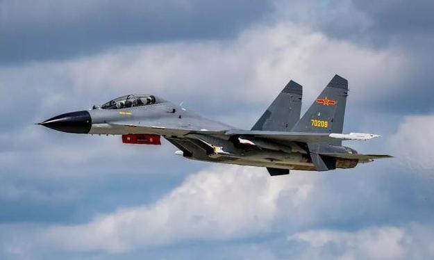 美国飞行员集体懵了！
美军侦察机在南海转悠时，迎面而来的中国战机总不是传说中的隐