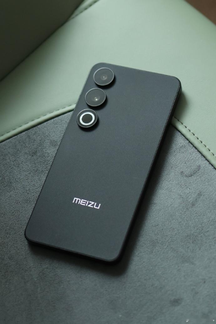 魅族 21 Note 的外观简约又耐看✨ 极窄四等边直屏搭配纯白前面板，视觉上特