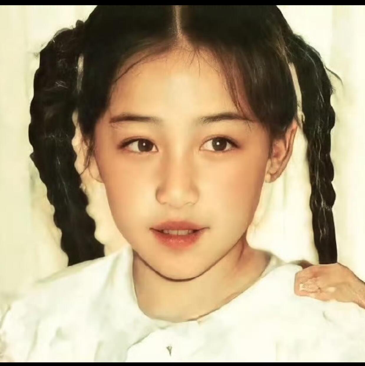 原来阚清子小学就是大队长 