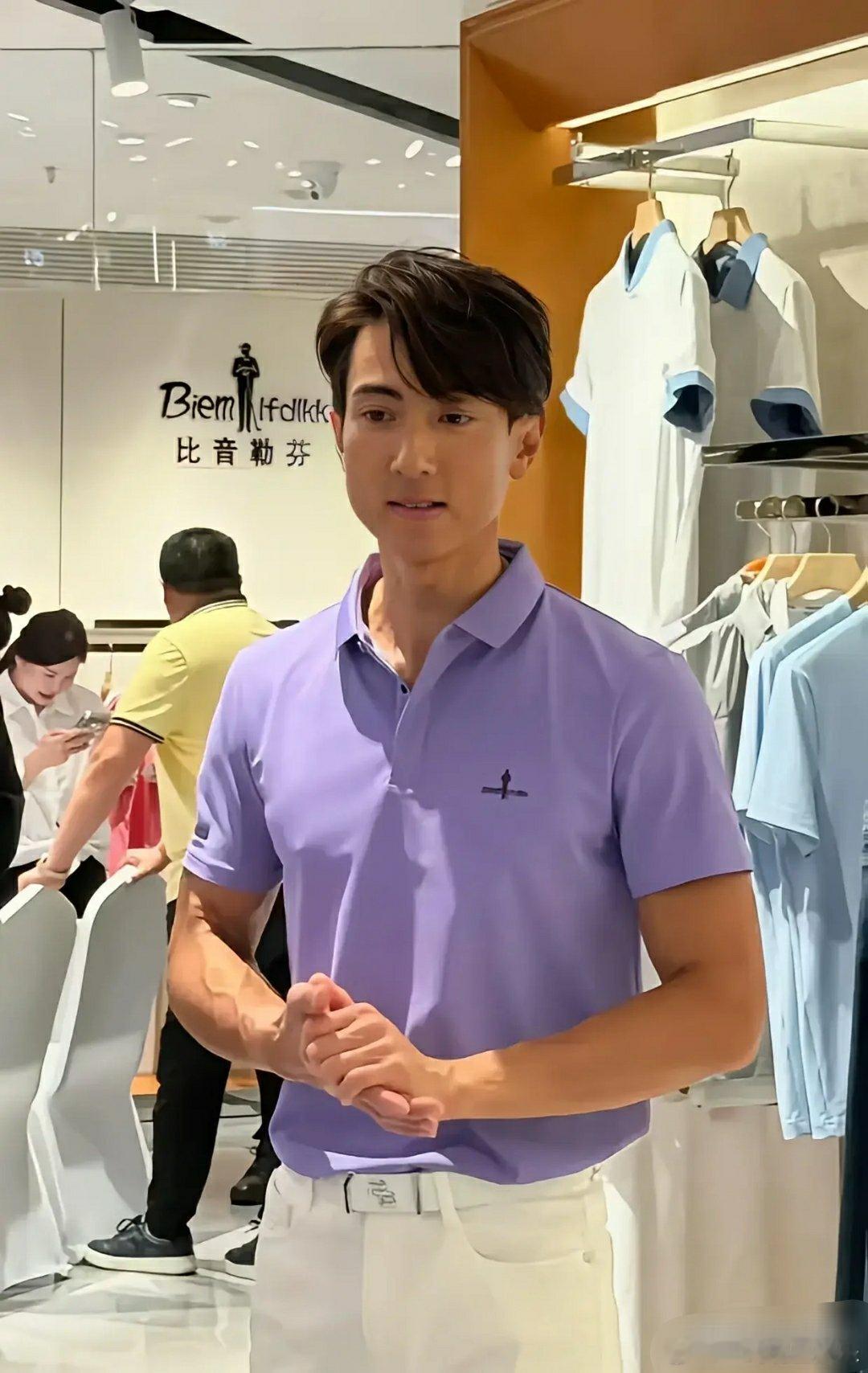 吴尊瘦脱了相，手臂青筋暴起，曾经的帅哥也已经略显老态！曾几何时飞轮海火遍两岸三地