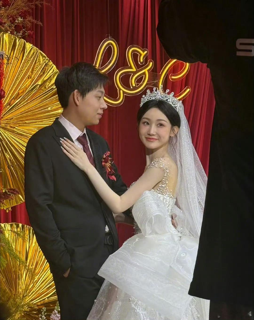 陈雪凝结婚了时光简直如白驹过隙般匆匆！仿佛前一刻还沉浸在2018年，耳朵里单曲循