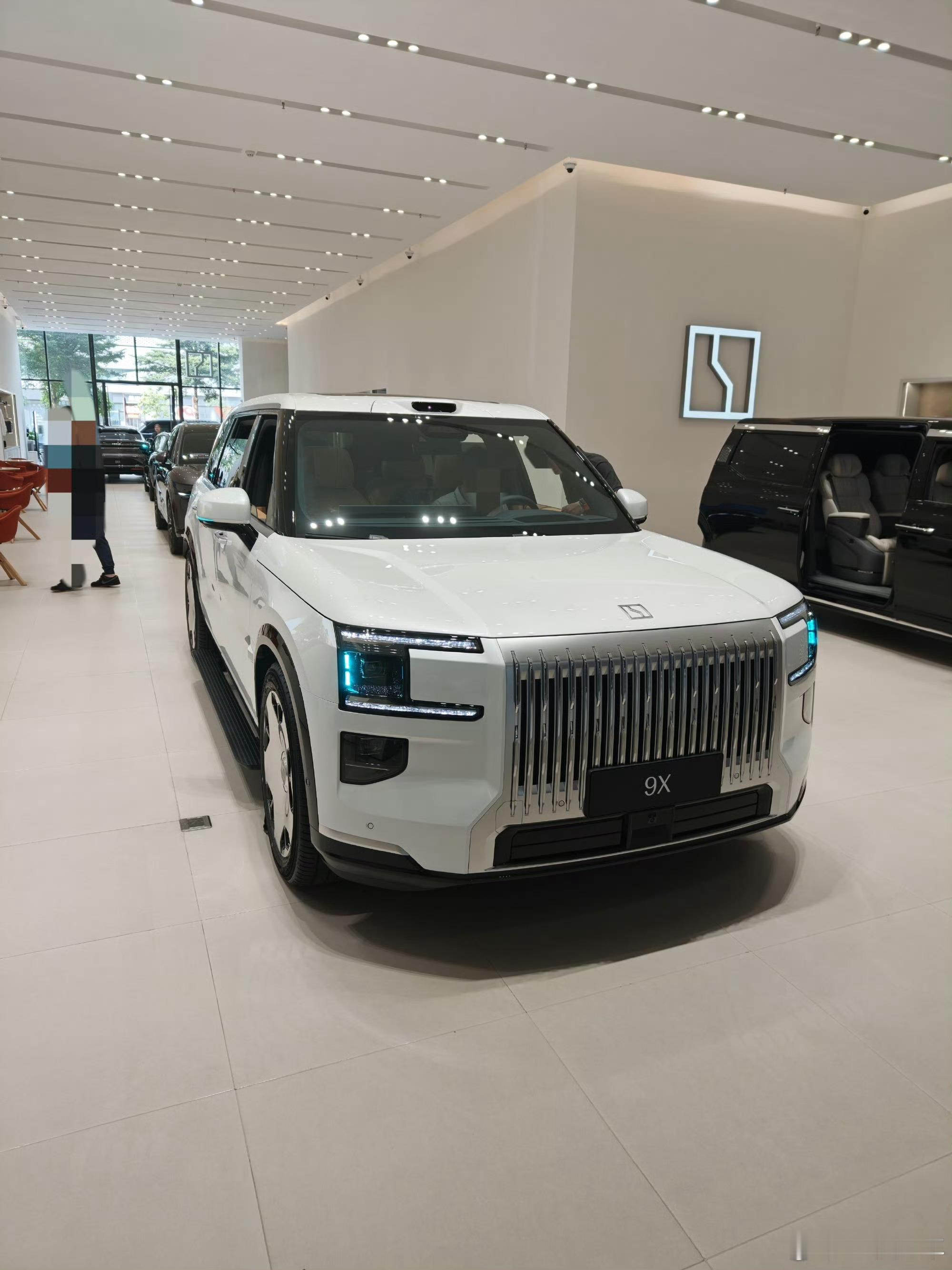 聊聊极氪9X极氪9X这个外形，从某些角度看我觉得是有点丑的，但这并不影响它看起来