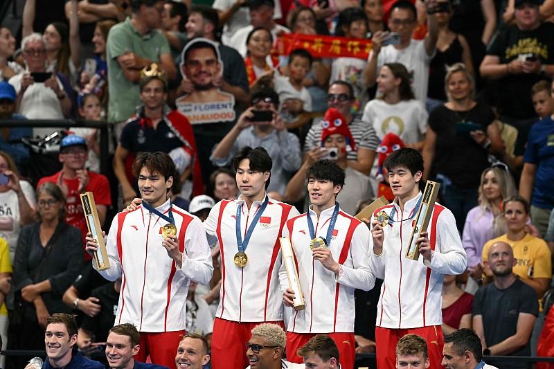 四连冠！中国队男子4×100米混接夺金 昨晚蹲完男子4×100米混合泳接力的直播