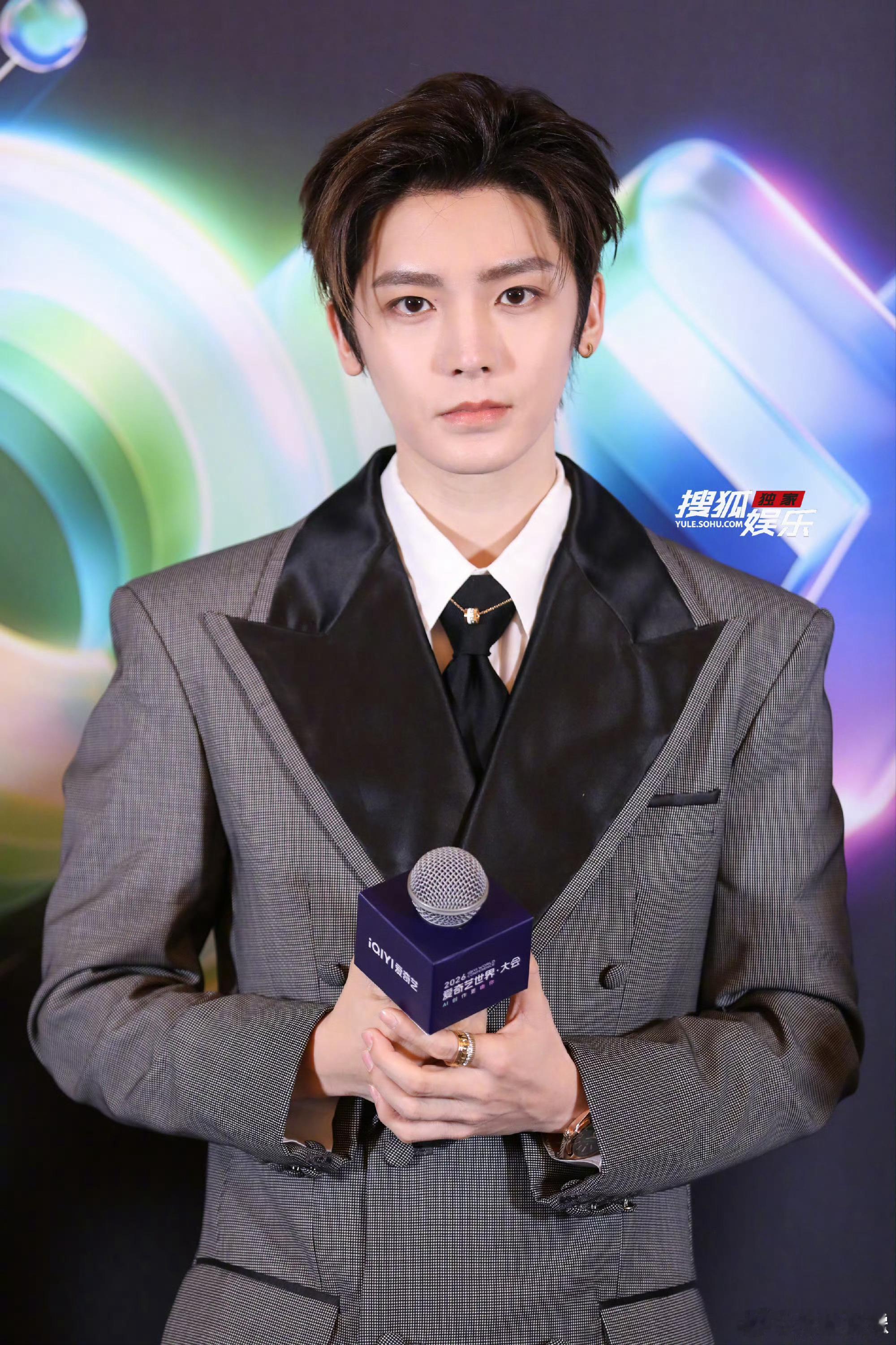 侯明昊、艾米、李兰迪、敖瑞鹏、沈羽洁爱奇艺世界大会群访生图 