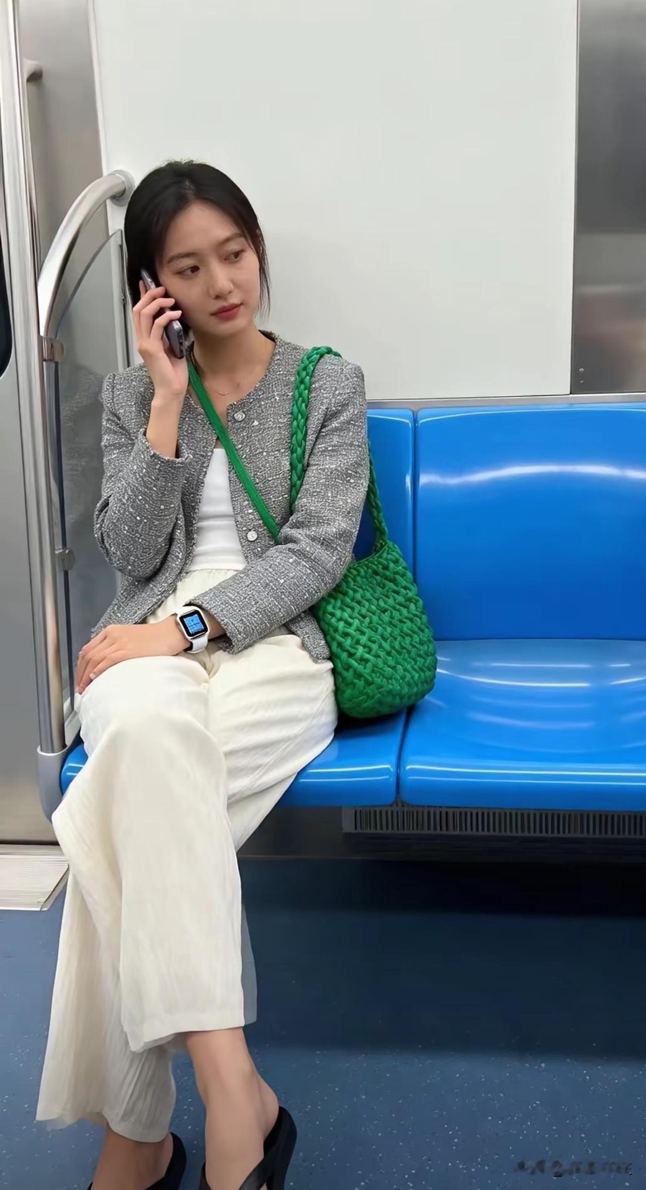 想想真的好无奈：你三十岁没结婚，像欠了所有人一个交代；三十岁离了婚，反倒成了众人