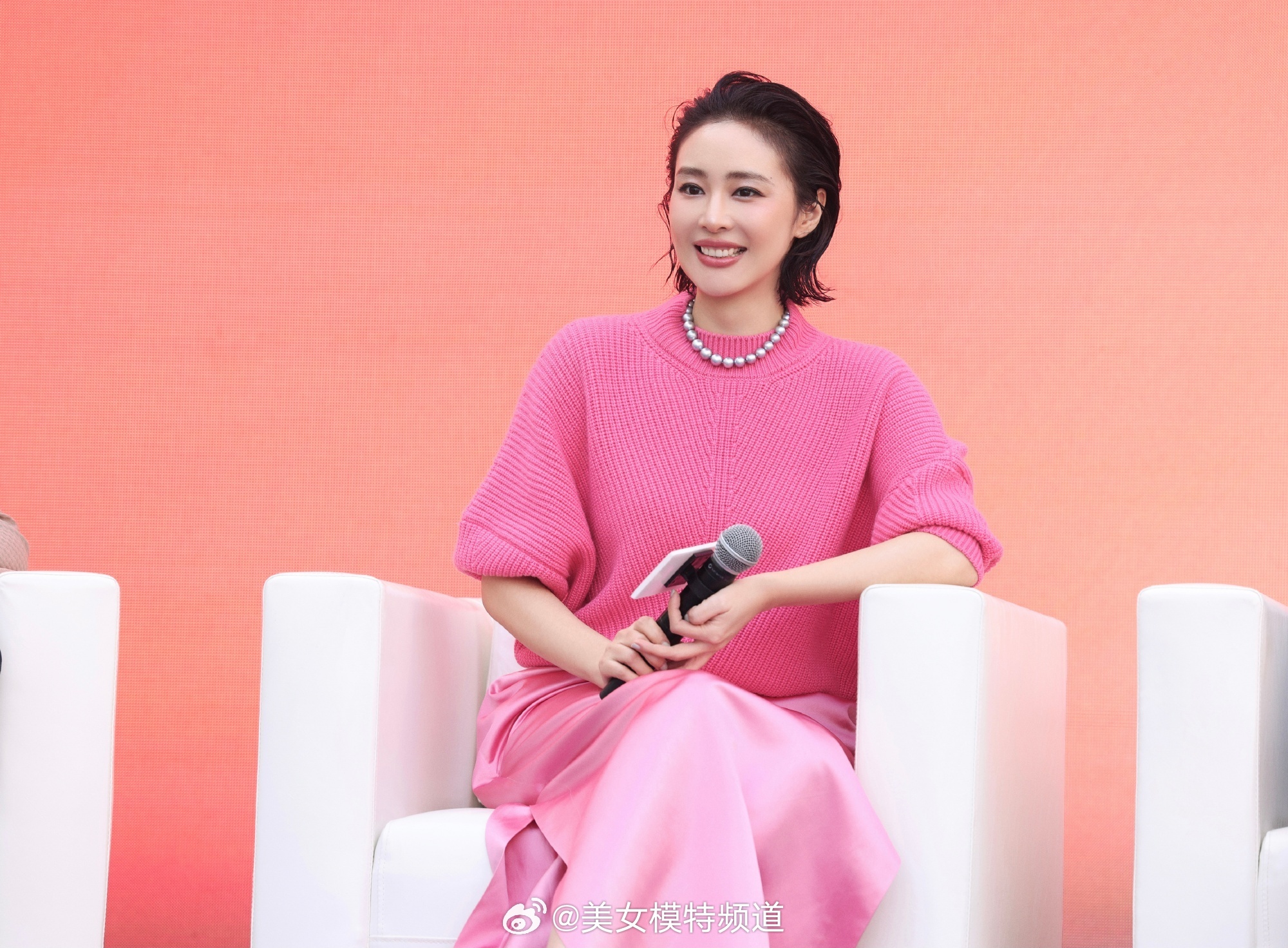 高叶的一组粉色穿搭活动美照 