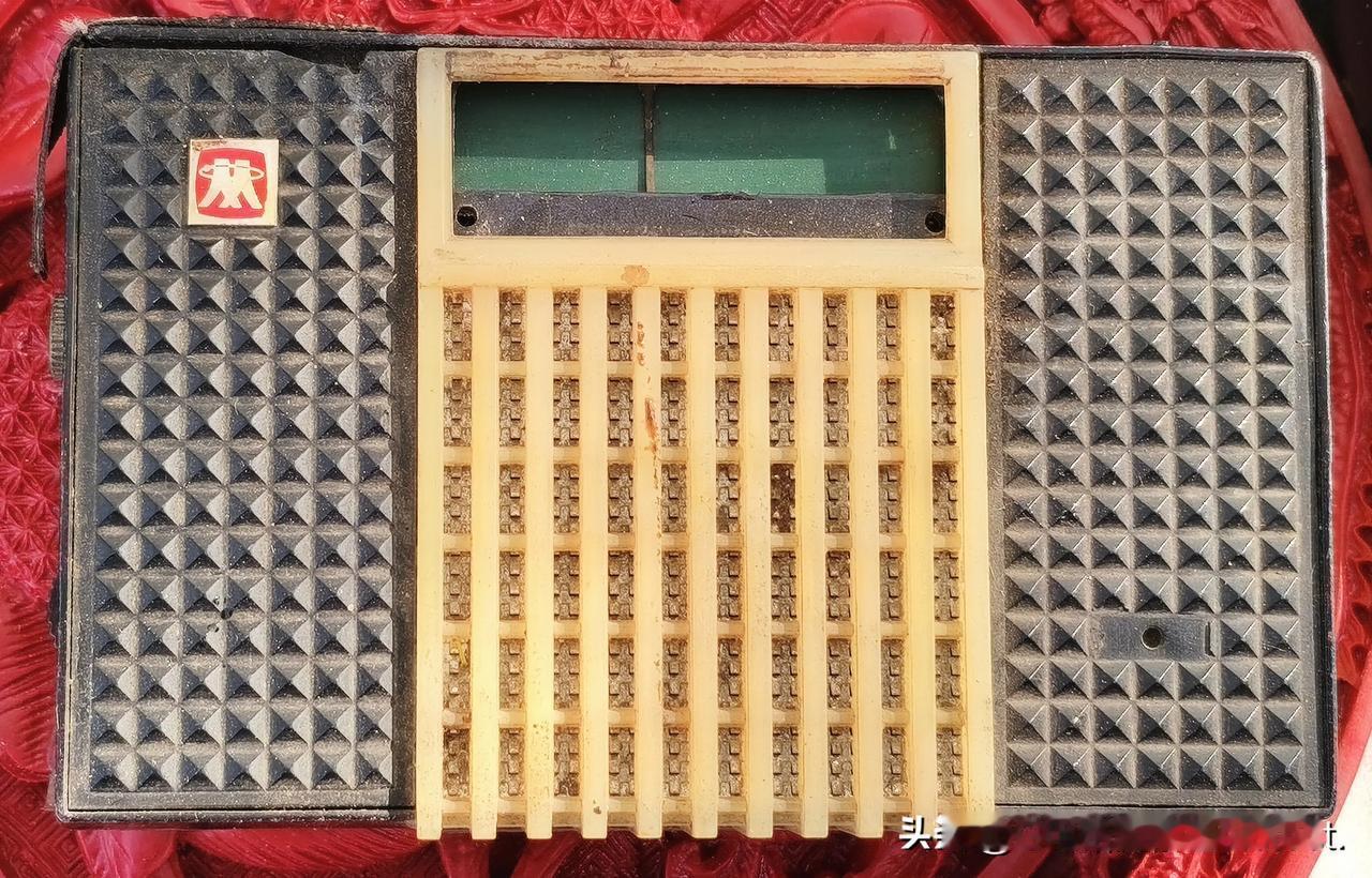1. 泛黄的塑料格栅、磨旧的菱形纹路，这台过去的晶体管老收音机里，藏着几代人的电