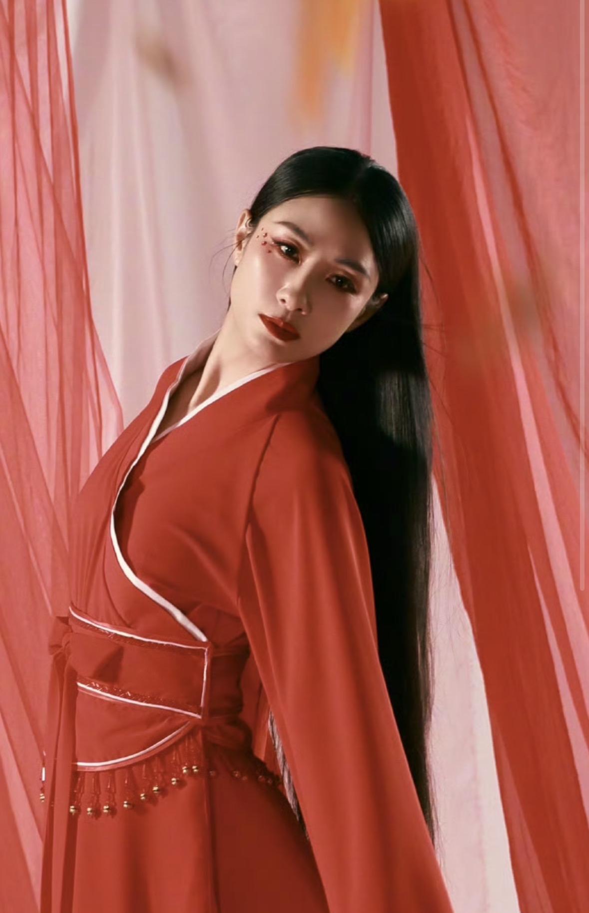 萧蔷透露“安陵容”陶昕然练舞太拼，第一天就吃了速效救心丸硬撑着练习。
初舞台陶昕