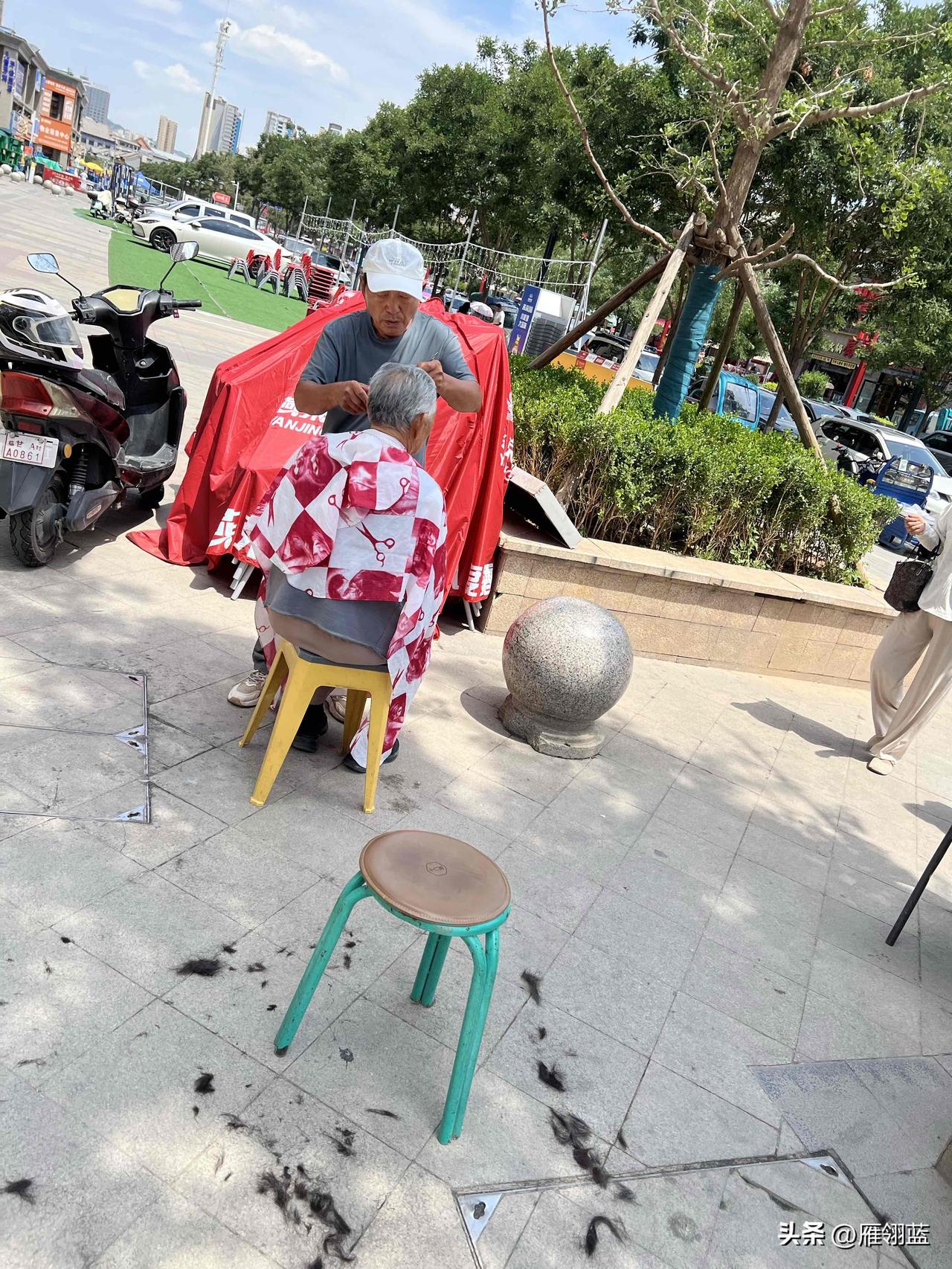 兰州街头理发一次五块钱，一个凳子，一个推子，没有铺面就完成了理发，这才是老百姓需
