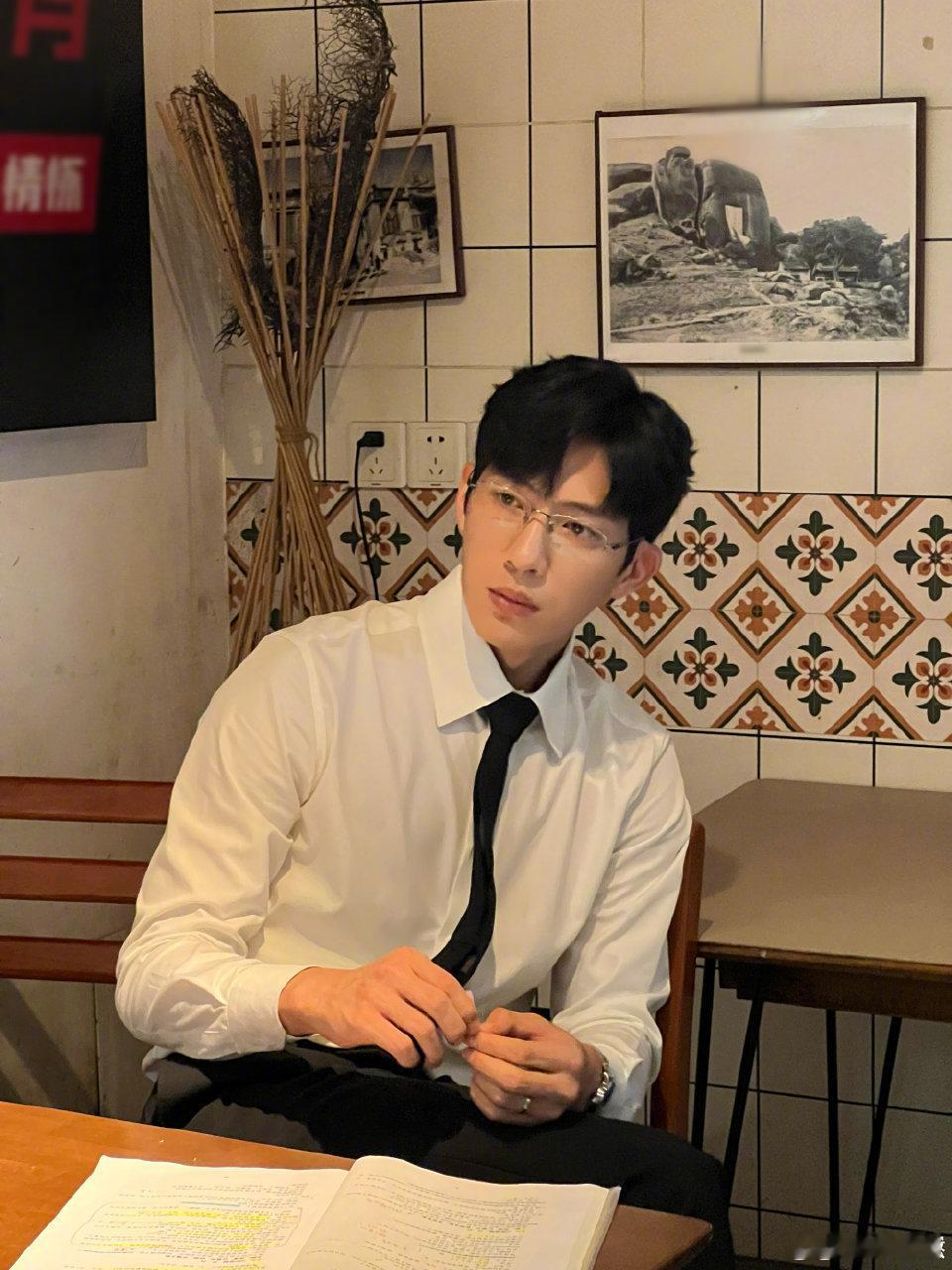 井柏然还是忘不了先婚后爱 在线为《钢铁森林》征名，张口就是先婚后爱，江教授这是刻