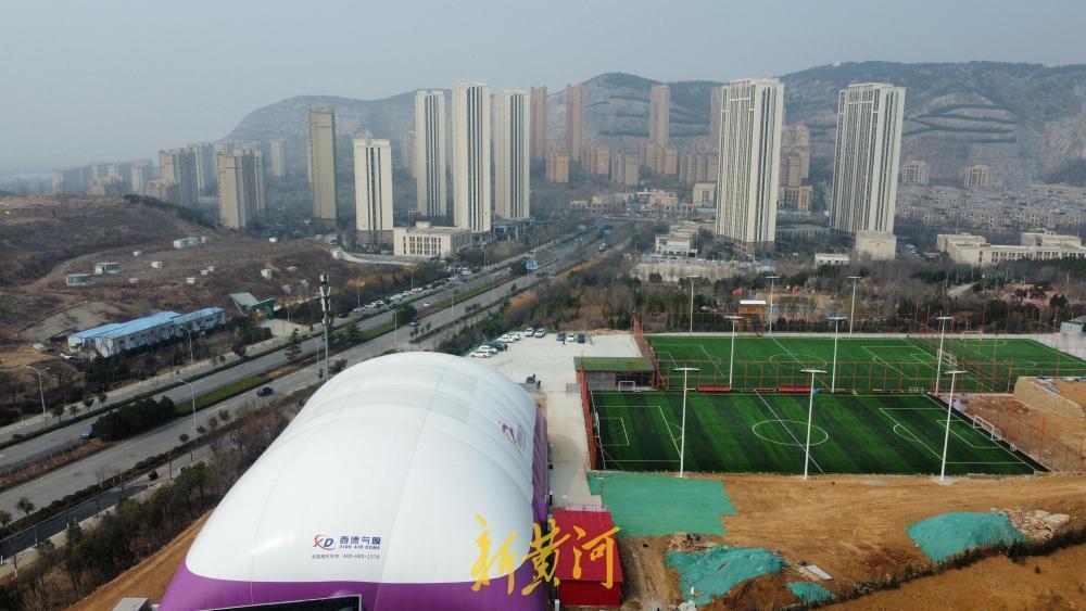 3月11日，在济南市小东山公园东侧，依山而建的体育公园项目已初具规模。这座新兴的