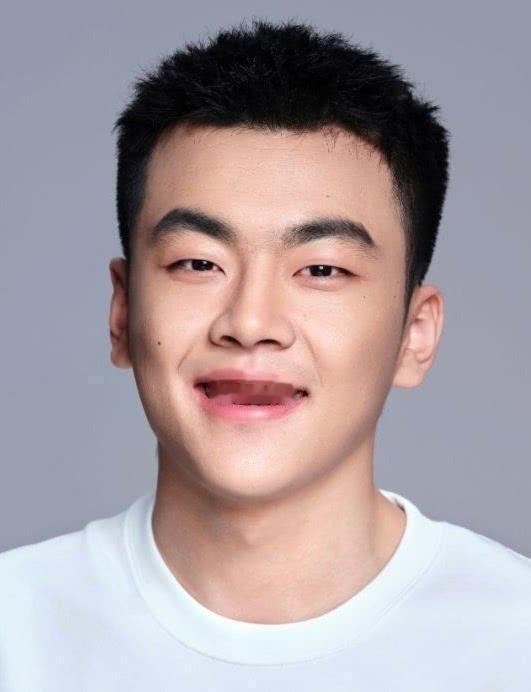 剥羊皮、卖项链，全剧都在骂白及蠢，我却看懂了她骨子里的“搞钱”基因。
别被她的“