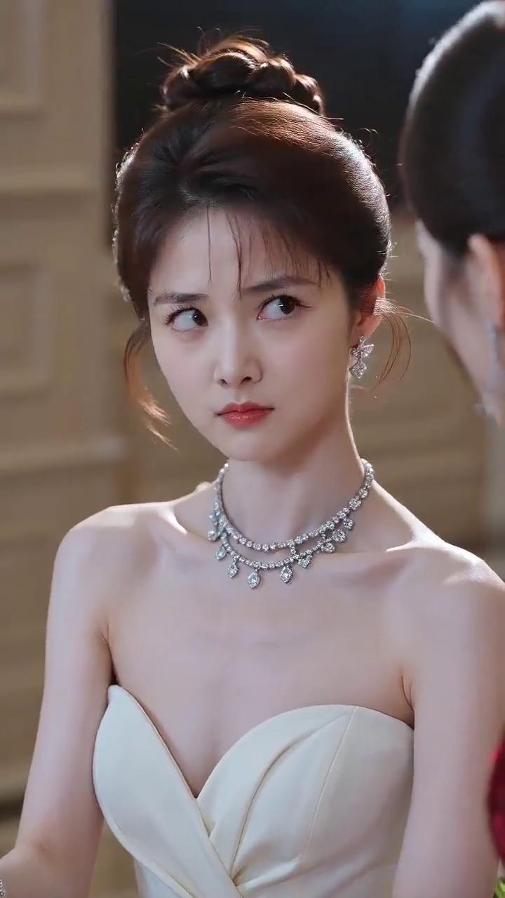 谁给你的胆子坐主位？等她是大小姐，担爷在等你。通知下去，从现在开始敬她家的所有资