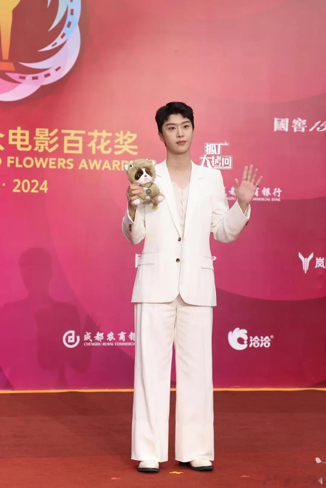 你们男明星的脖子是怎么回事，咋这么粗，范丞丞这么快就开始变馒了，刘耀文还好一点 