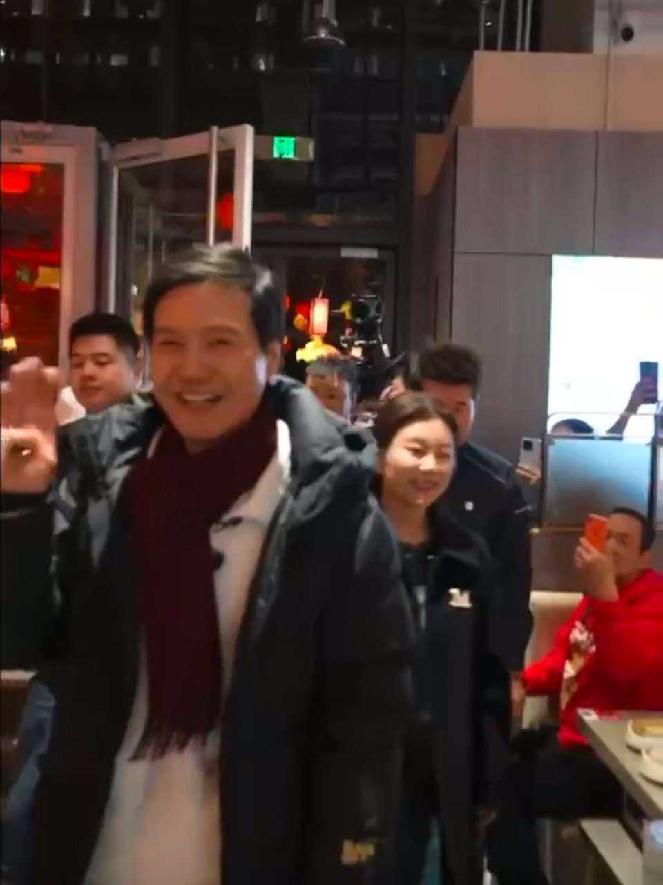 雷军问海底捞好吃吗 雷军试问海底捞滋味，员工齐声称赞。小米食堂引入海底捞，员工幸