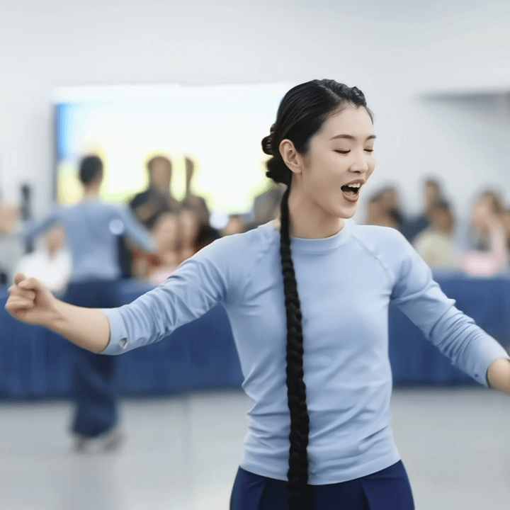 李云霄  ☁️李云霄九斤姑娘 🩵完了，这一波是冲着妈粉来的好可爱啊我的天，小表
