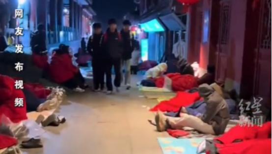 5月1日羊城晚报报道，五一凌晨，泰山神憩宾馆大堂景象令人唏嘘。地上满满当当打着地