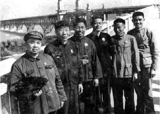 南京长江大桥建成后，毛主席曾问许世友：“能满足战争的运输要求吗？”许世友没有只用