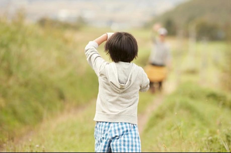 商丘一对夫妇初七那天，准备悄悄返程务工，打开房门，看到门口放着10岁女儿的手写信