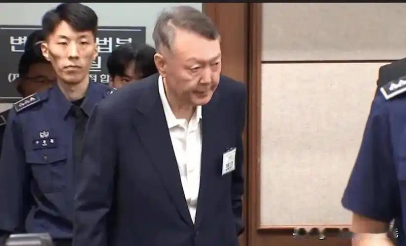 尹锡悦被判无期这事儿，真是大快人心！当地时间2月19日，首尔中央地方法院以“内乱