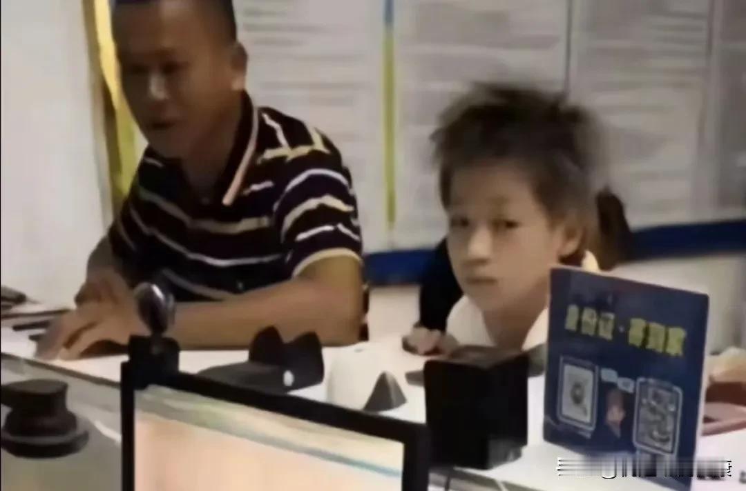 全红婵的传奇起点，爸爸带着婵妹办理护照。
 
看到这张当年全红婵和她父亲一起办护