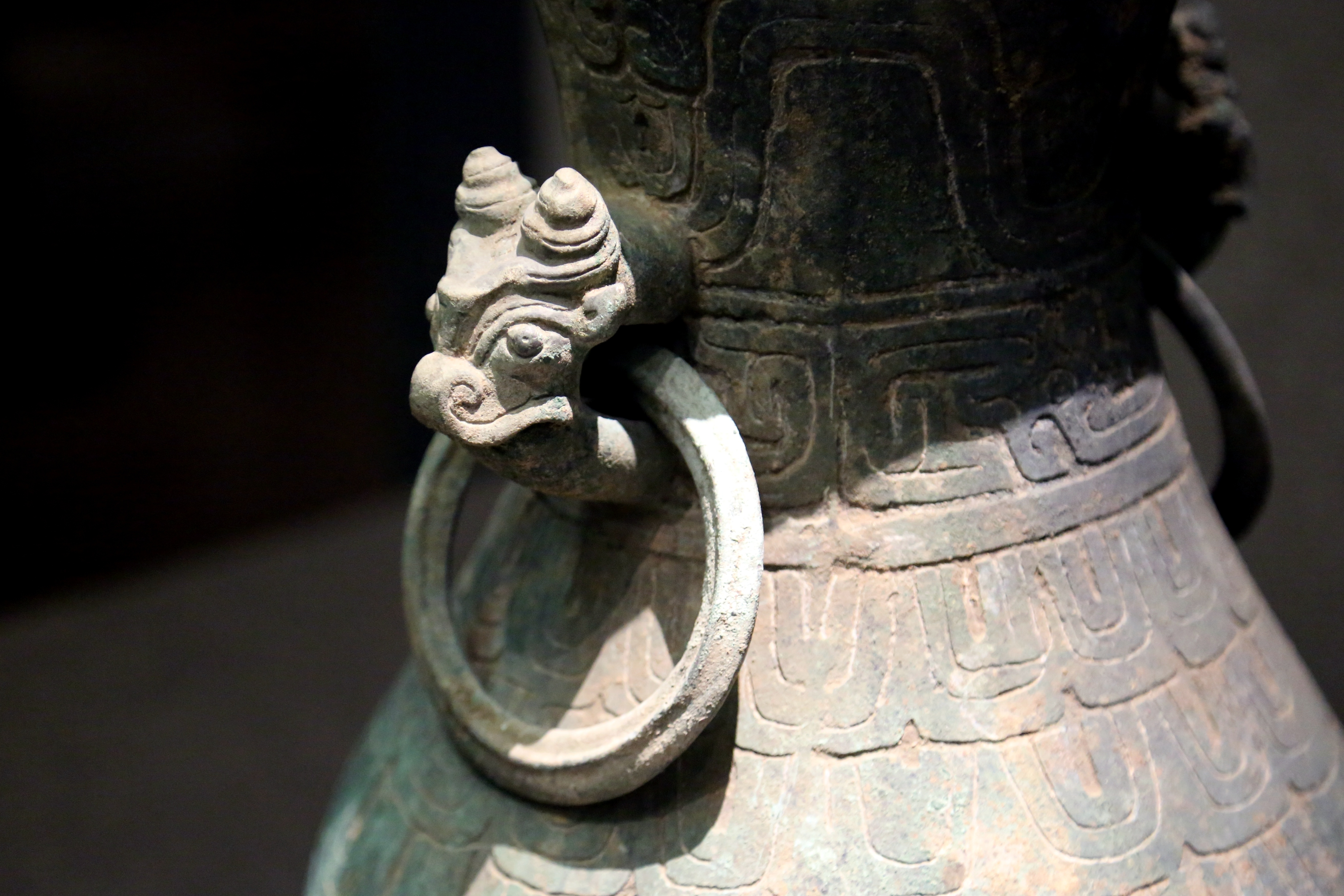 每天一件青铜器 河南平顶山市博物馆藏平顶山应国墓地M6出土春秋早期:垂鳞纹壶. 