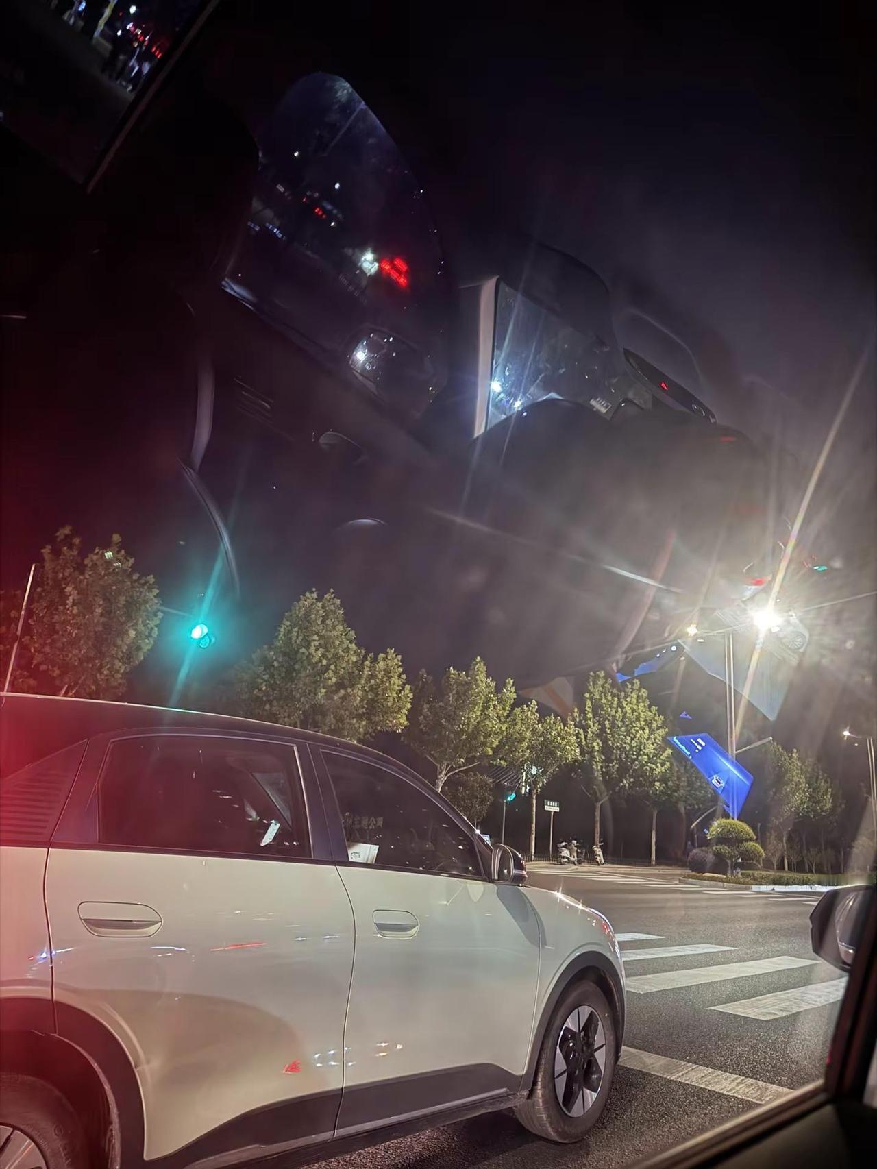 纵此生也不过百岁 何必沾染愁滋！