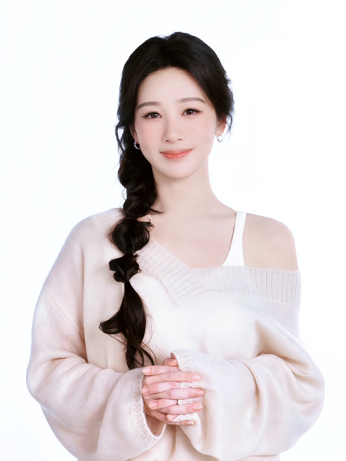 杨紫和风云A9最合拍四年前结缘，长久相伴早已如同家人。剧组转场、深夜收工、闲暇出
