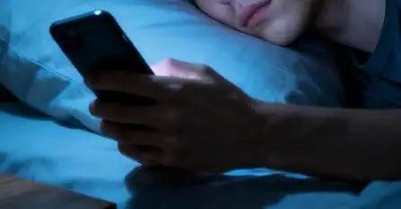 为什么打工人明知熬夜伤身，却死活舍不得关灯？这叫“报复性睡眠延迟”。白天的时间属