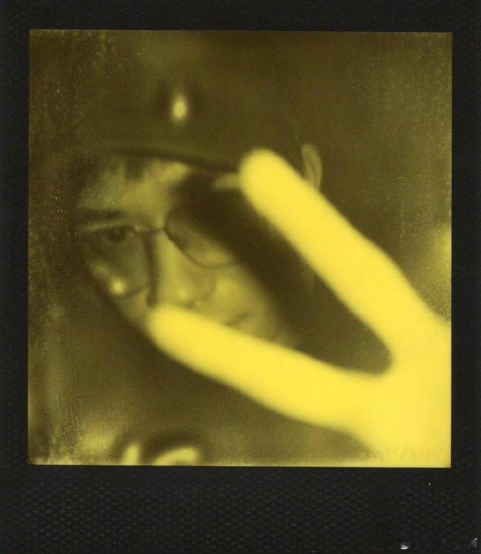 被易烊千玺的拍立得杀到了哥哥简直是硬照的神好有人夫感谁懂 