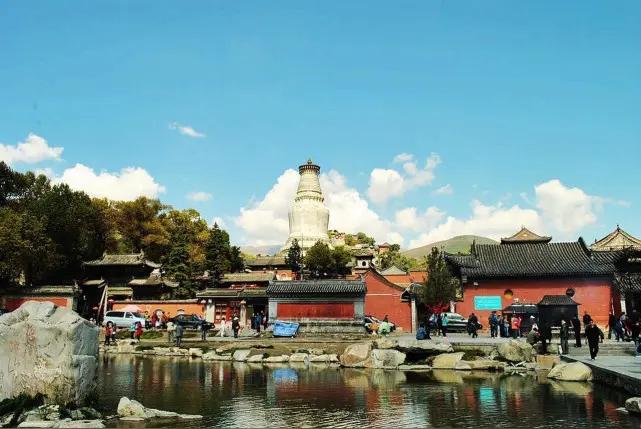 念奴娇·五台山
               符进朝
雄盘晋北，揽千峰清气，梵宫