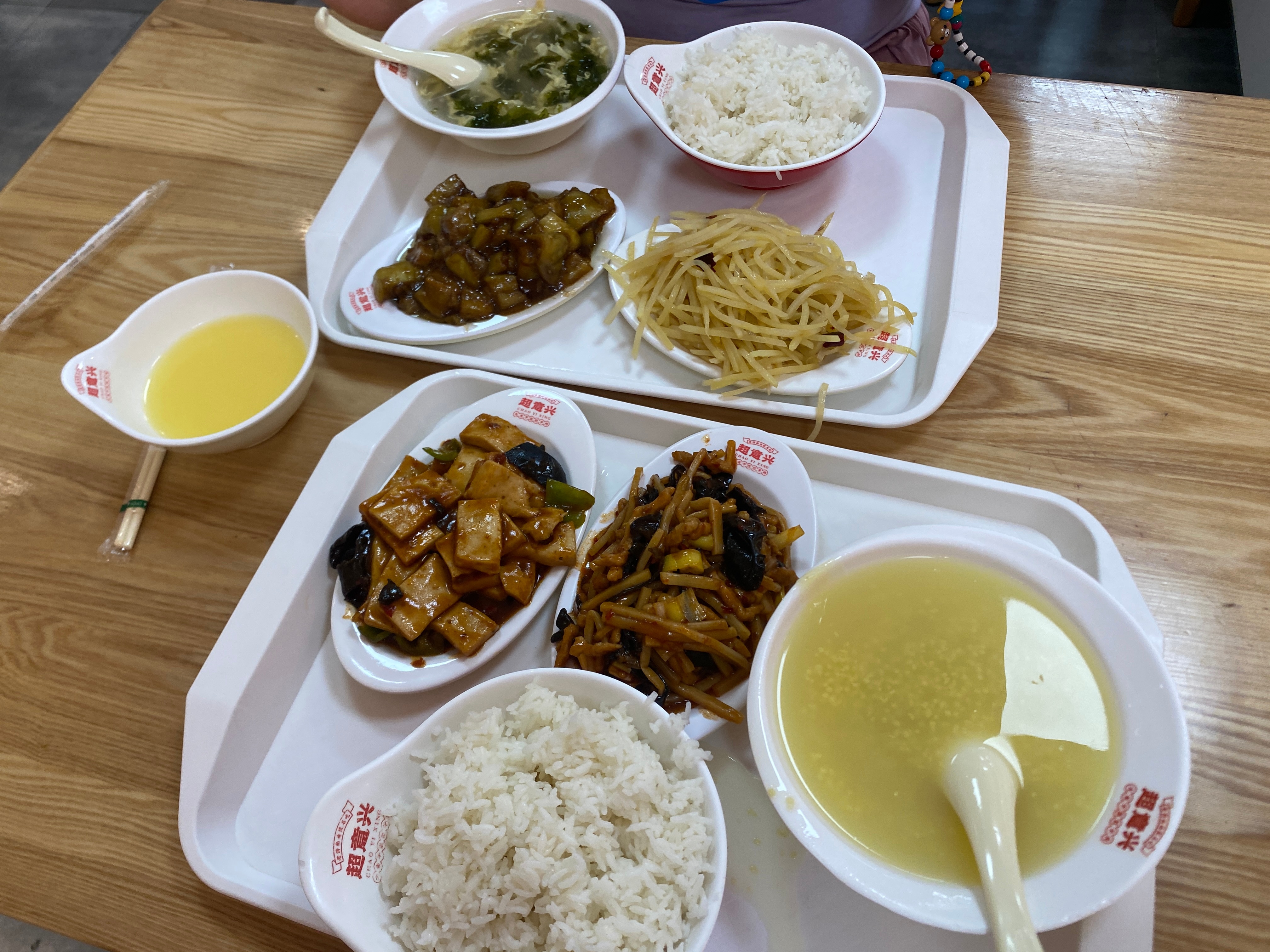 满满两大盘，一共¥30。这在新加坡也早餐就吃片吐司 还是咱这物价美丽！！ 