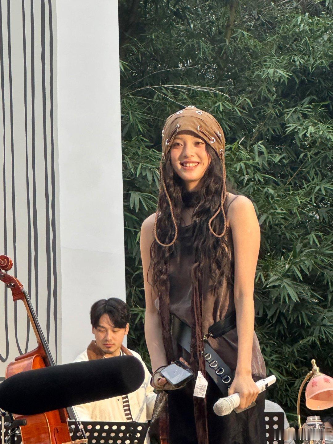 欧阳娜娜音乐会的彩带是自己照片救命！娜娜音乐会彩带是自己照片，小小娜的样子真的萌