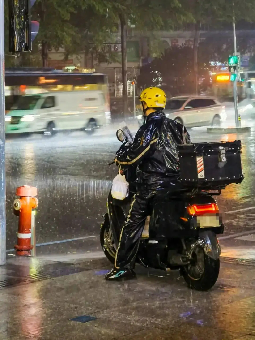 外卖小哥说高考生有需要可随时拦停我这位外卖小哥的一句“随时拦停我”，胜过千言万语