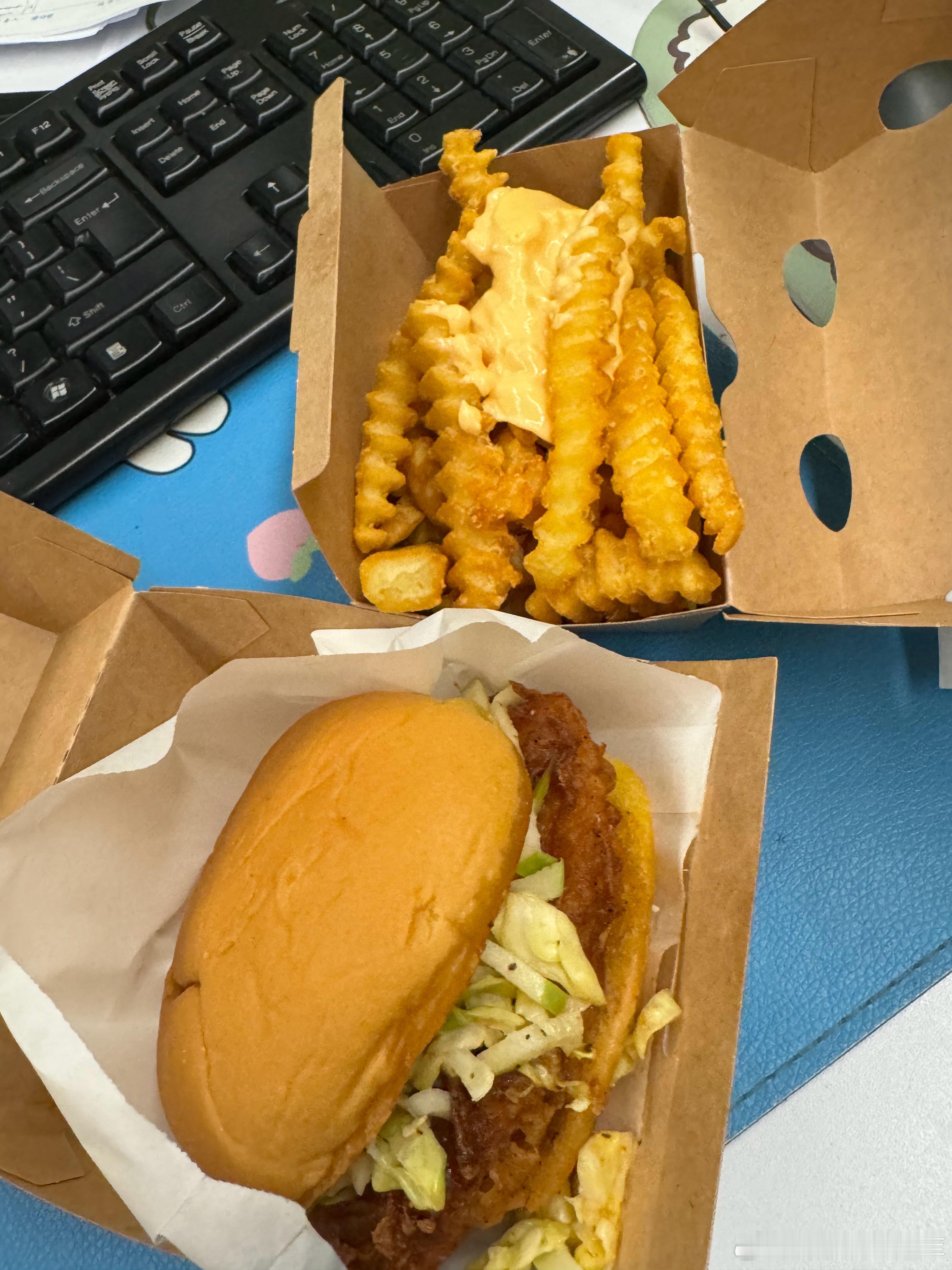 shake shack的新品辣鸡堡 开星心过奶昔 还有巧克力黑芝麻雪糕 好好吃！